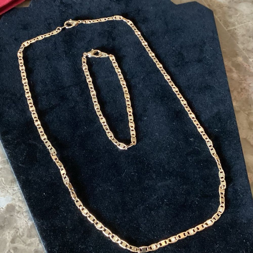 NWOT. Goldtone Necklace and Bracelet Set in a 3.6 mm Width Flat Bar Chain